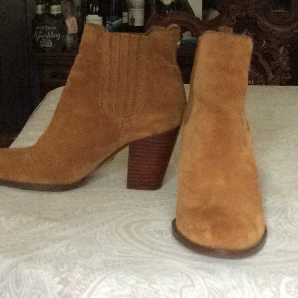 CWonder Beautiful Suede Booties